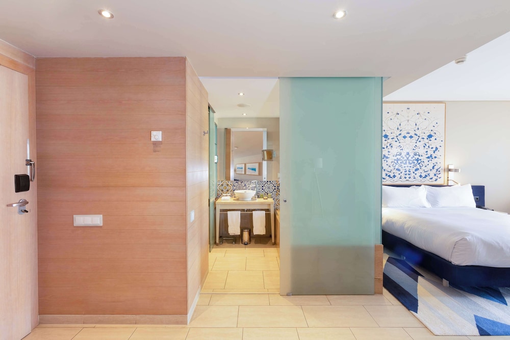 Deluxe Room, 1 King Bed (Plus) - Photo 1