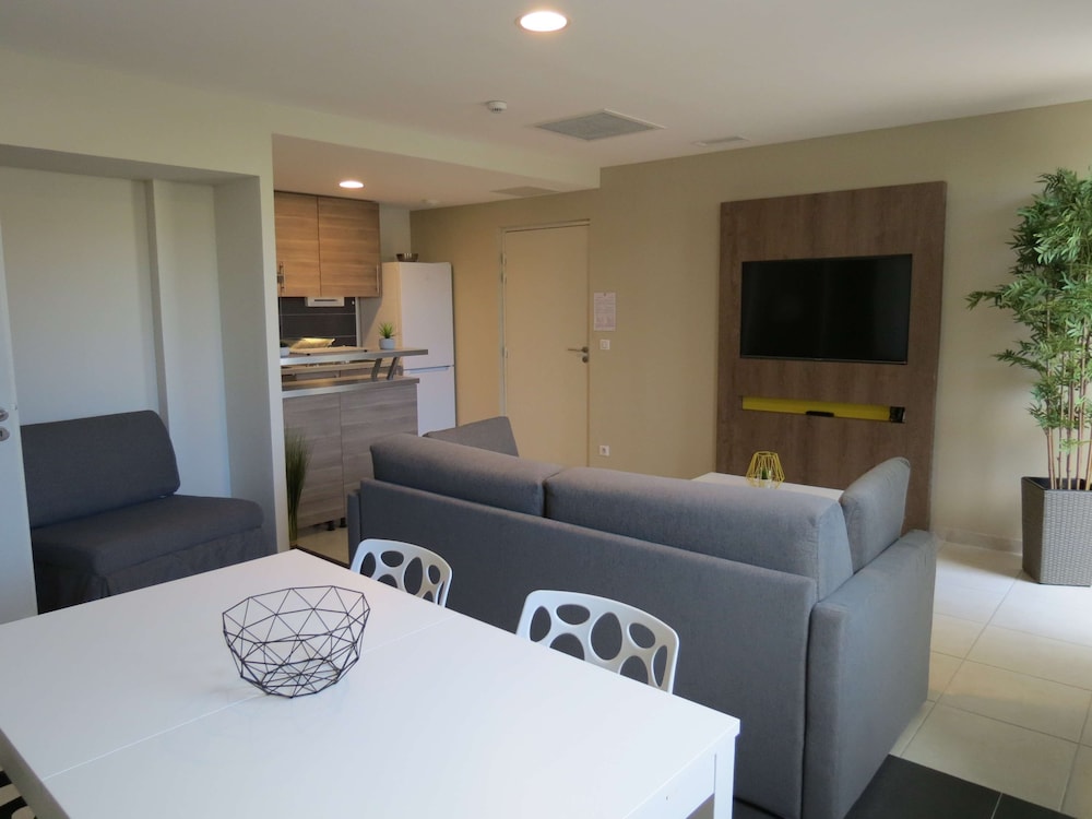 Standard Apartment, 1 King Bed, Non Smoking, Kitchen photo 3