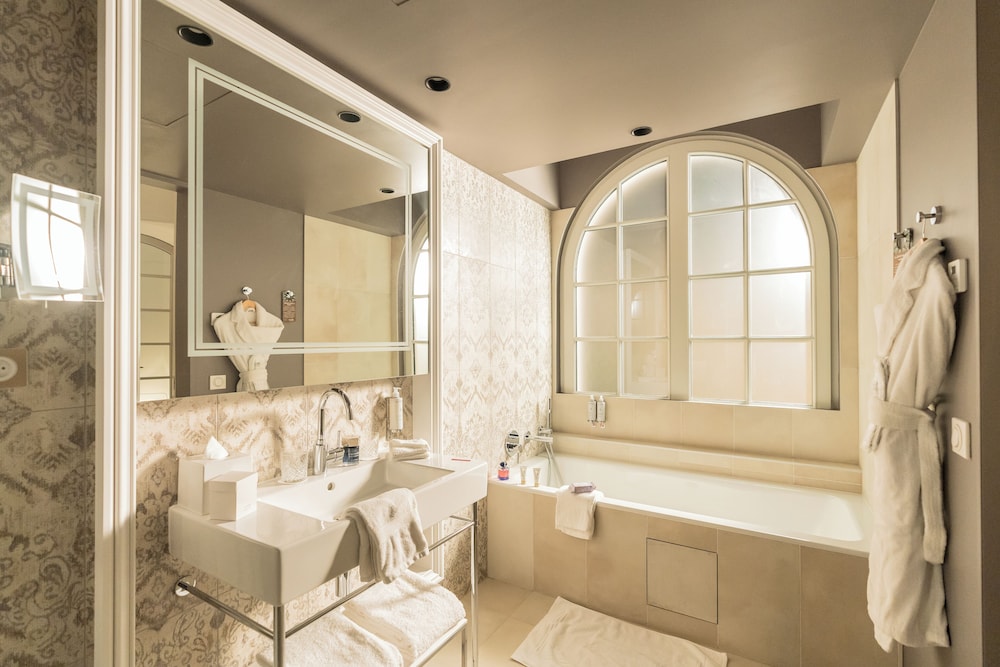 Premium Room, 1 Queen Bed - Photo 4