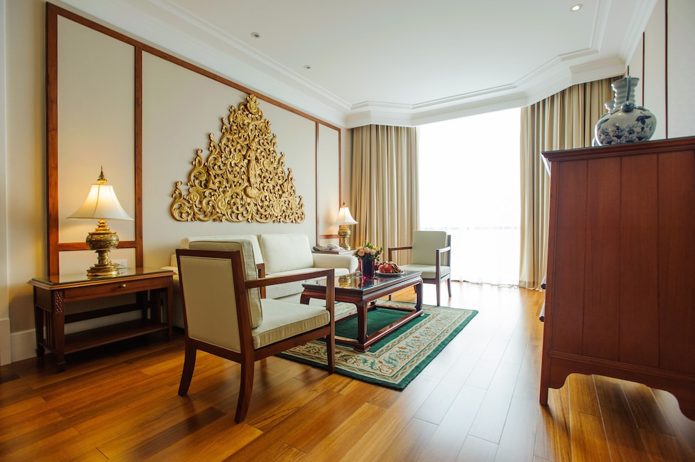 Executive Suite - Photo 3