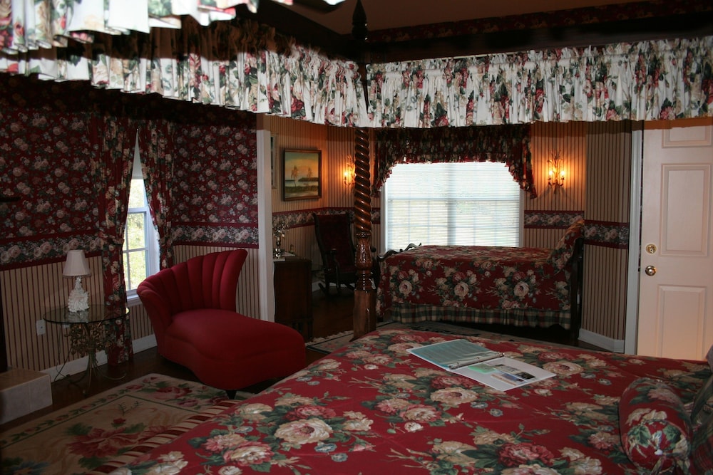 Luxury Studio Suite, Multiple Beds, Fireplace, Lake View Not Pet Friendly (Queen Victoria) photo 2