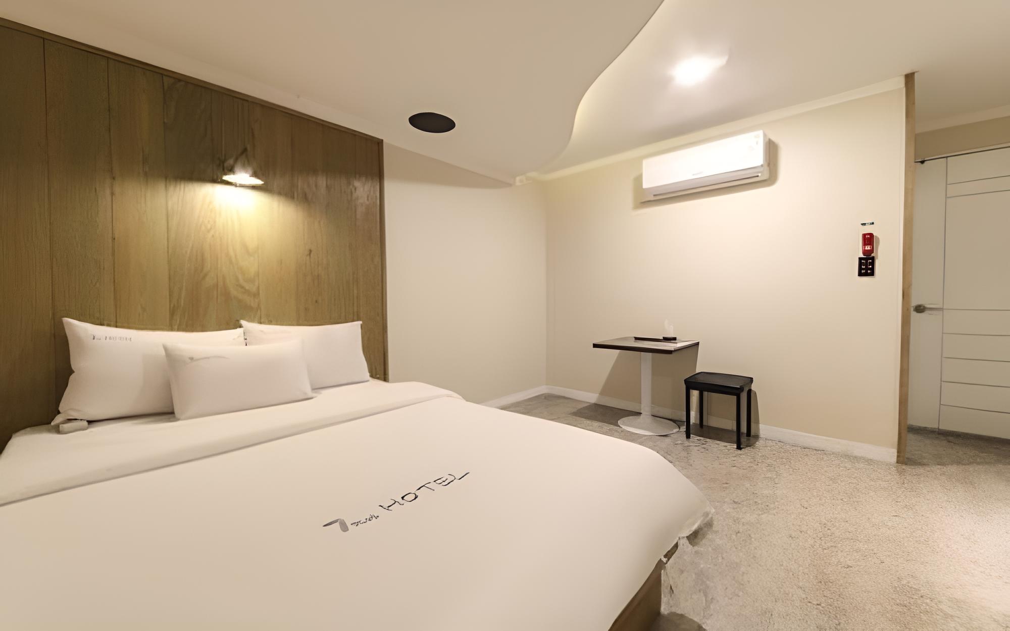 Room (Standard B (high quality bedding/new ) photo 2