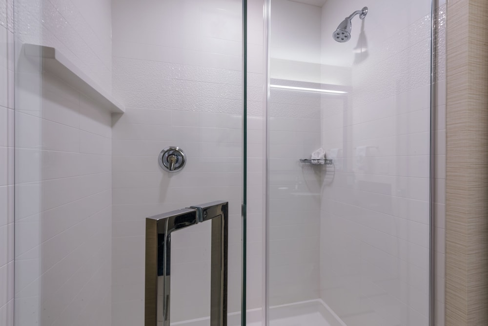 Room, 2 Queen Beds (Mobility Accessible, Tub) photo 2