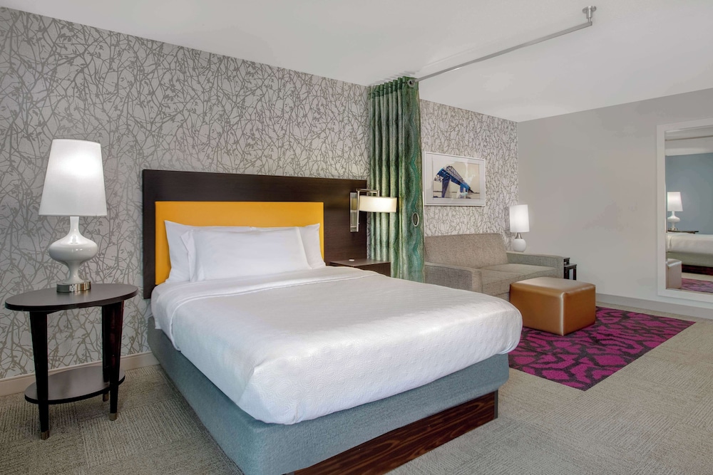 Suite, 1 Queen Bed, Accessible (Roll-In Shower) photo 3