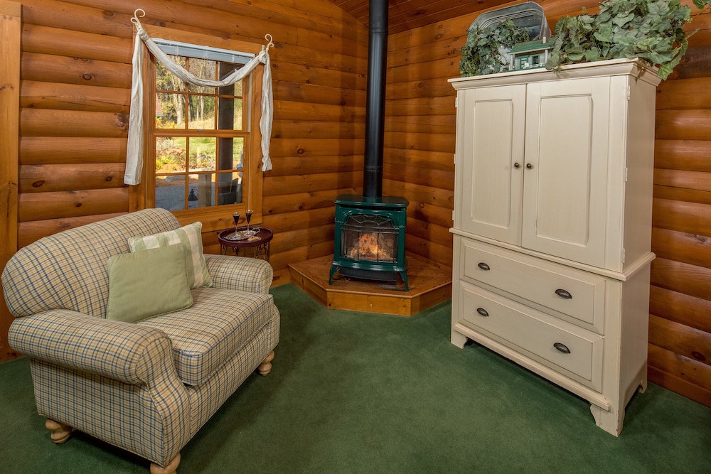 Leafeland Log Cabin