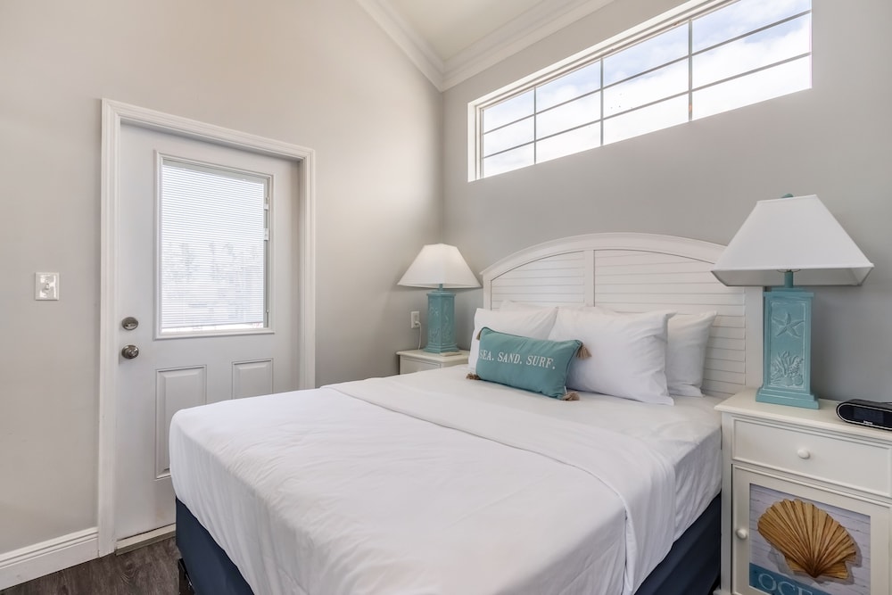 Elite Cottage, Multiple Beds, Kitchen (No Pets - Linens Included) photo 2