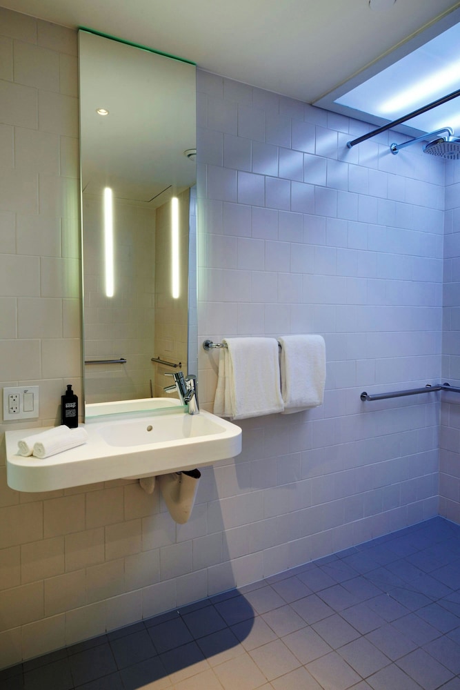 Room, 1 King Bed (Mobility Accessible, Roll-In Shower) thumbnail 6
