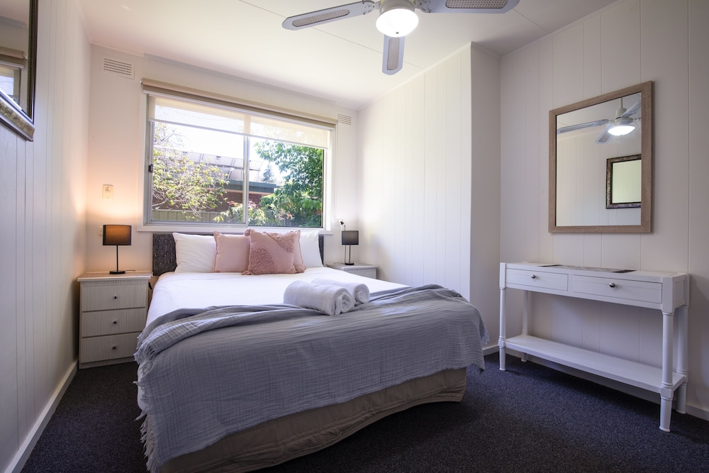 Signature Suite, Jetted Tub, Garden View photo 3