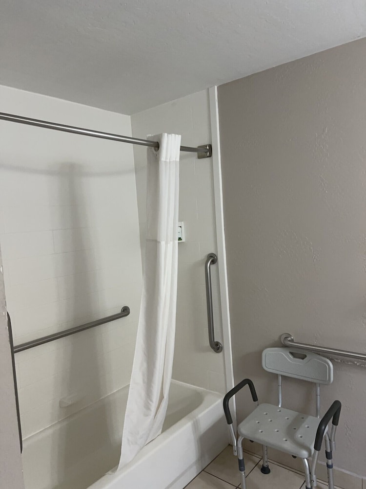 Standard Room, Accessible Bathtub
