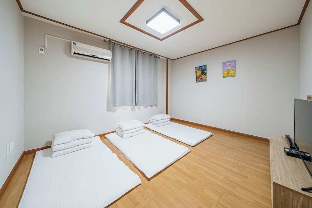 Family Room (25 Pyeong, Ondol)