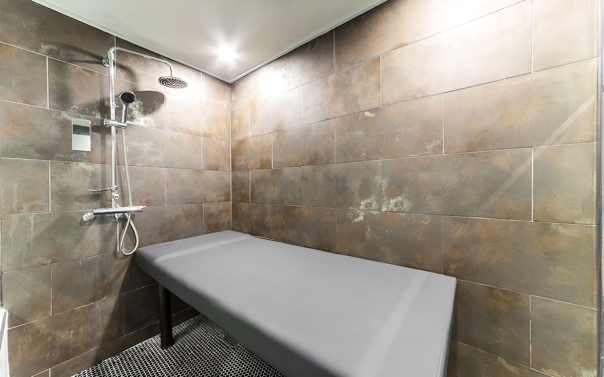 Room (VIP (Netflix + Spa + Microwave)) photo 3