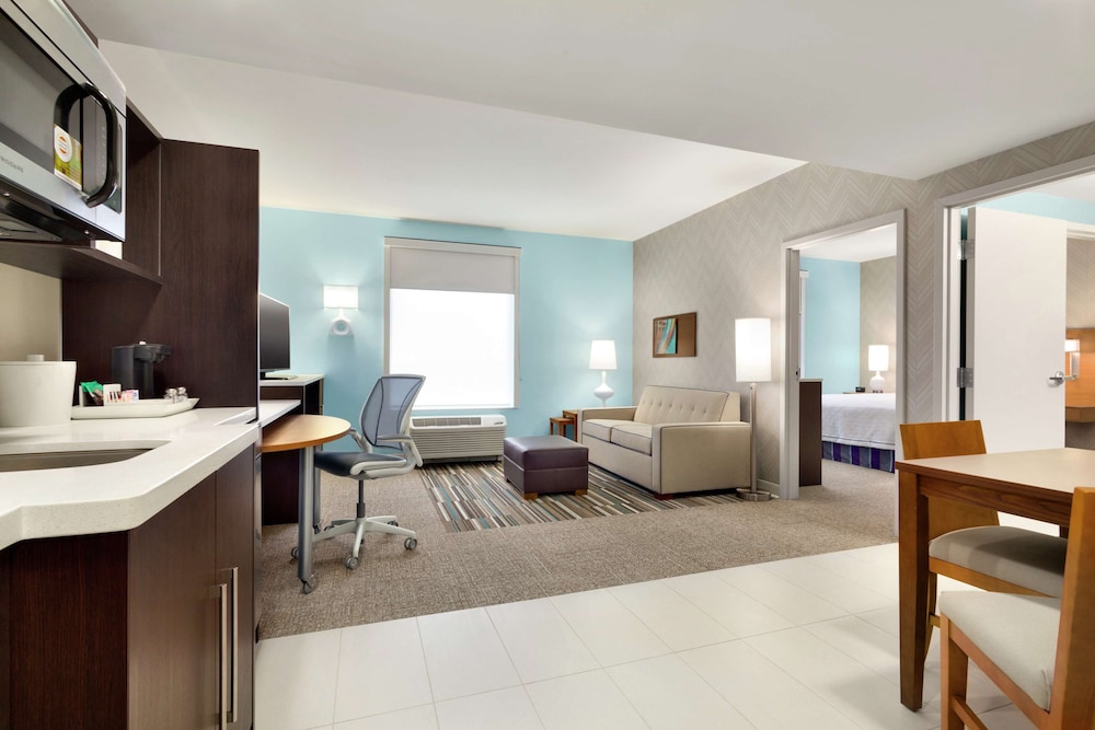 Suite, 1 Queen Bed, Accessible, Bathtub photo 3