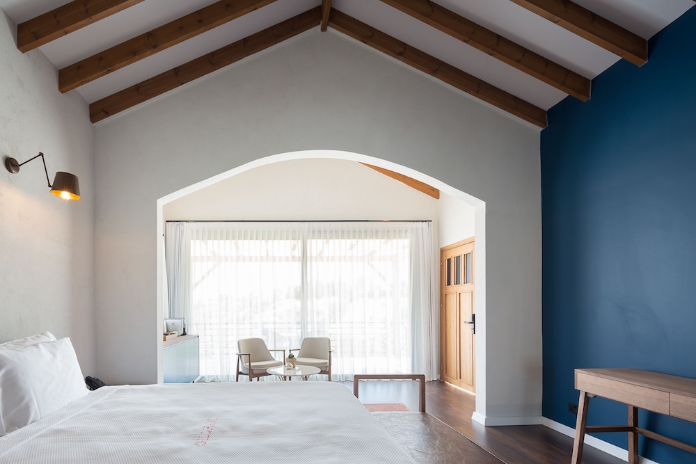 Suite (Red) photo 1