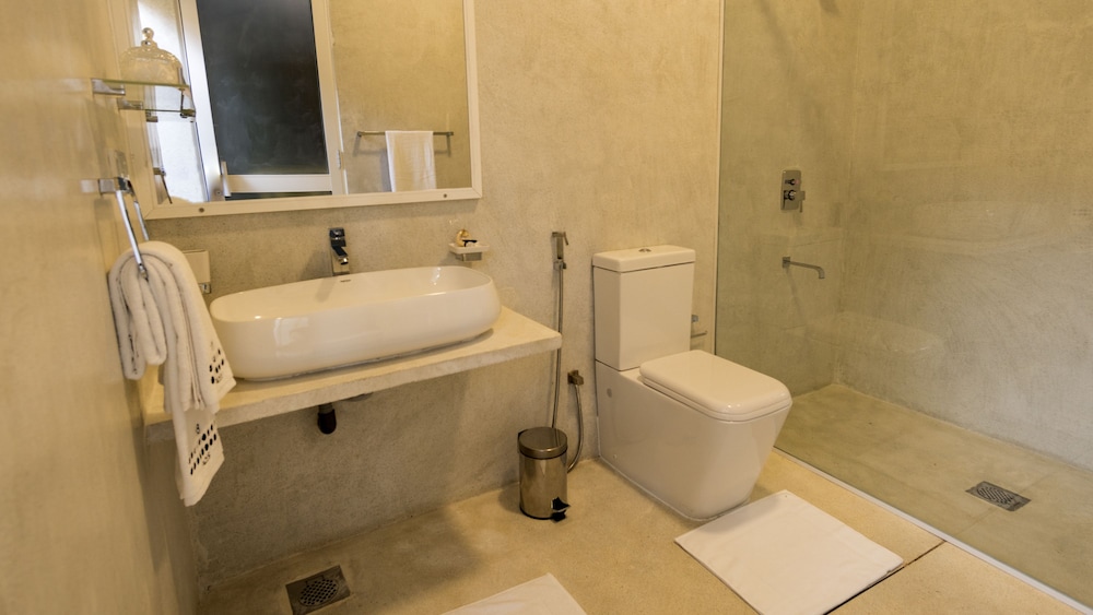 Luxury Double (Water Face) - Free TukTuk Drop to Galle Fort photo 3
