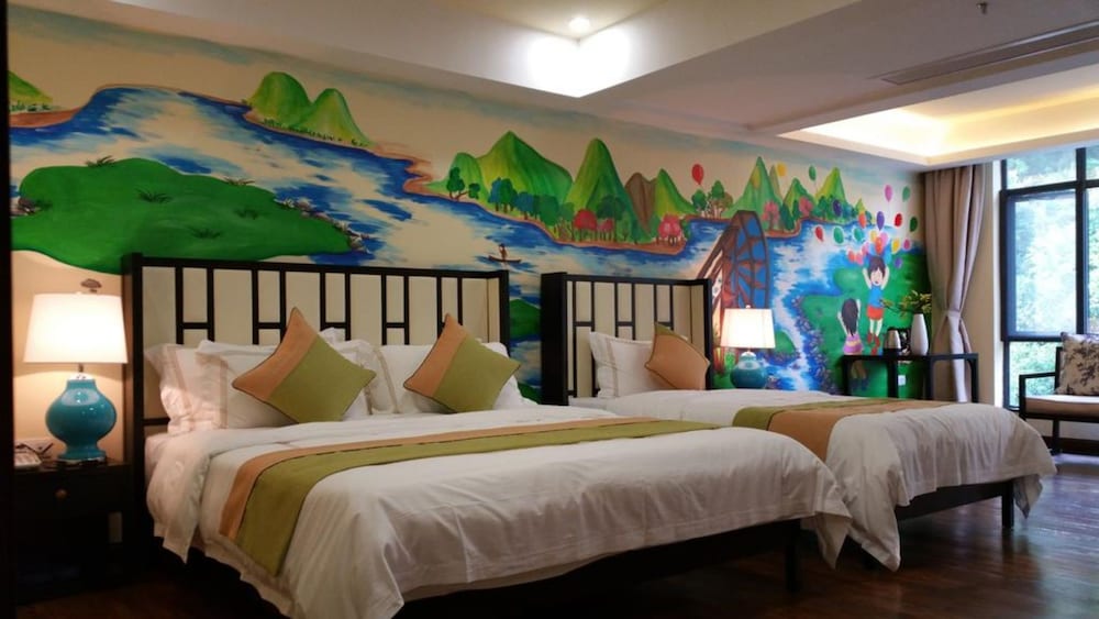 Classic Family Room With Mountain View photo 1