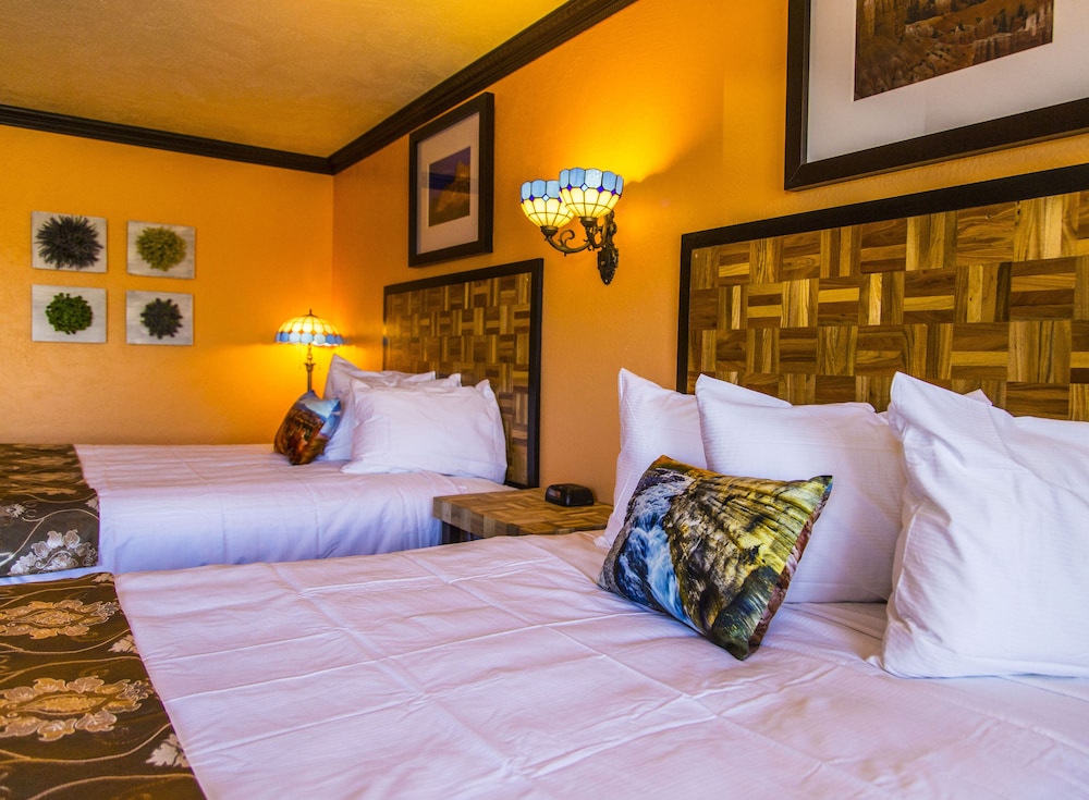 Queen Room with Two Queen Beds - Photo 17