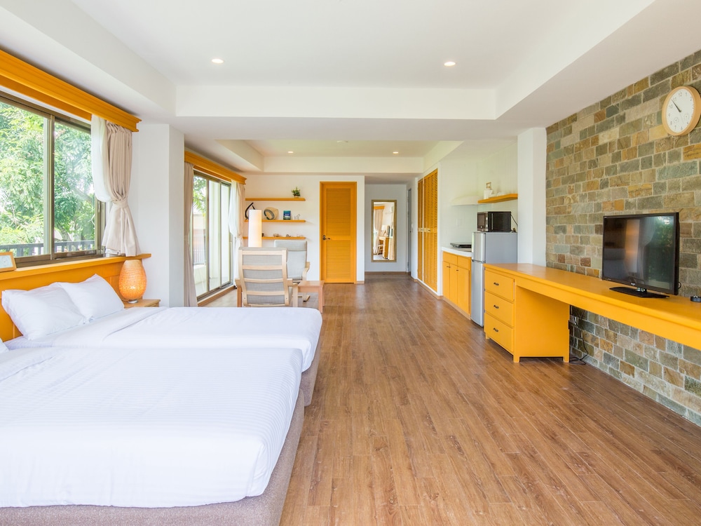 Deluxe Triple Room (with Complementary Airport Shuttle Services)