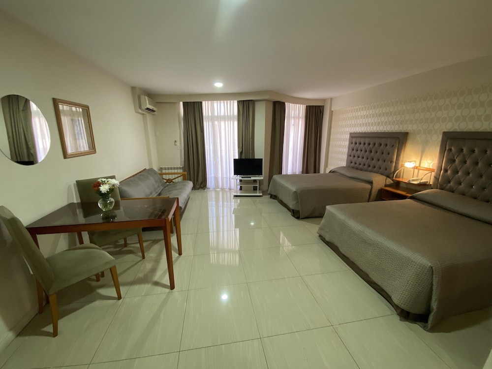 Executive Suite, 2 Twin Beds photo 2