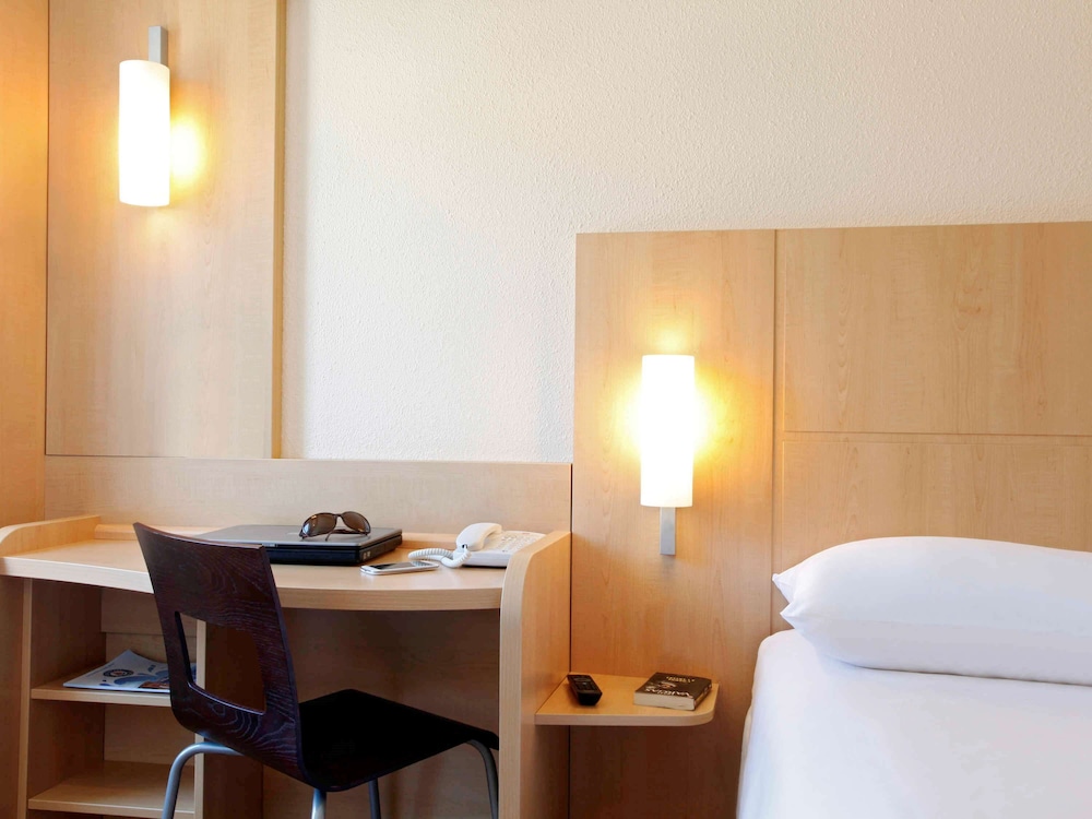 Standard Room, 1 Double Bed - Photo 9