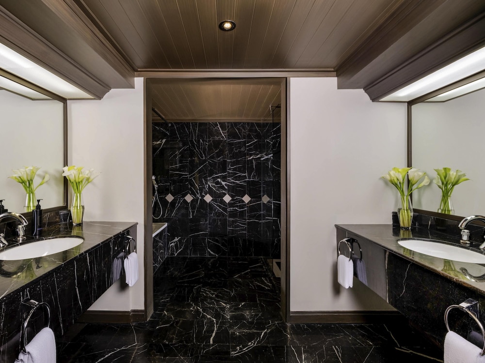 Executive Suite, 1 King Bed (Business Lounge Access) thumbnail 5