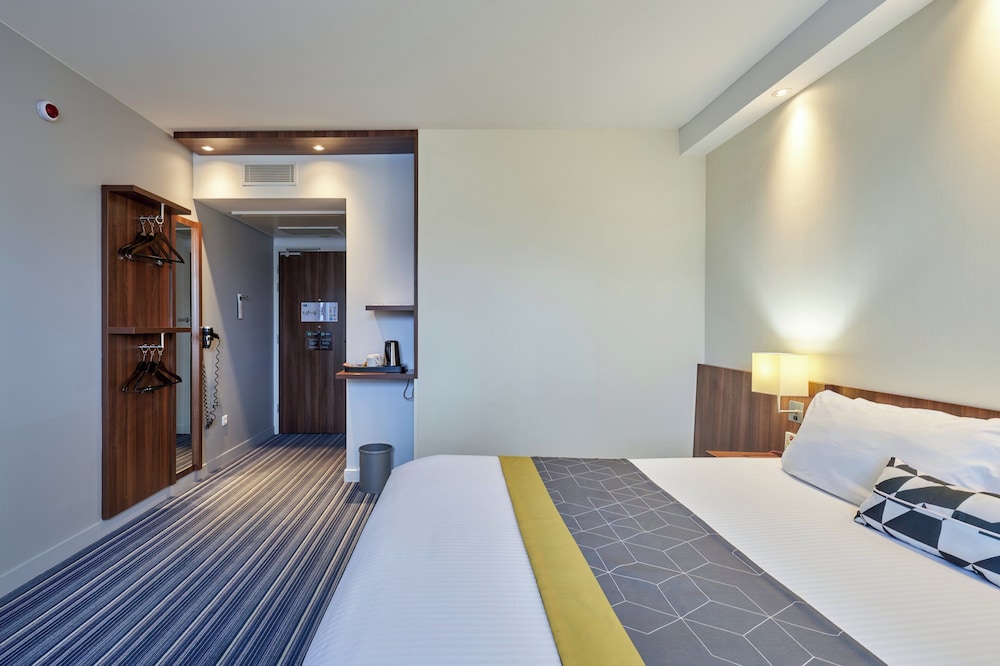 Standard Room, 1 Queen Bed, Accessible (Free Breakfast)