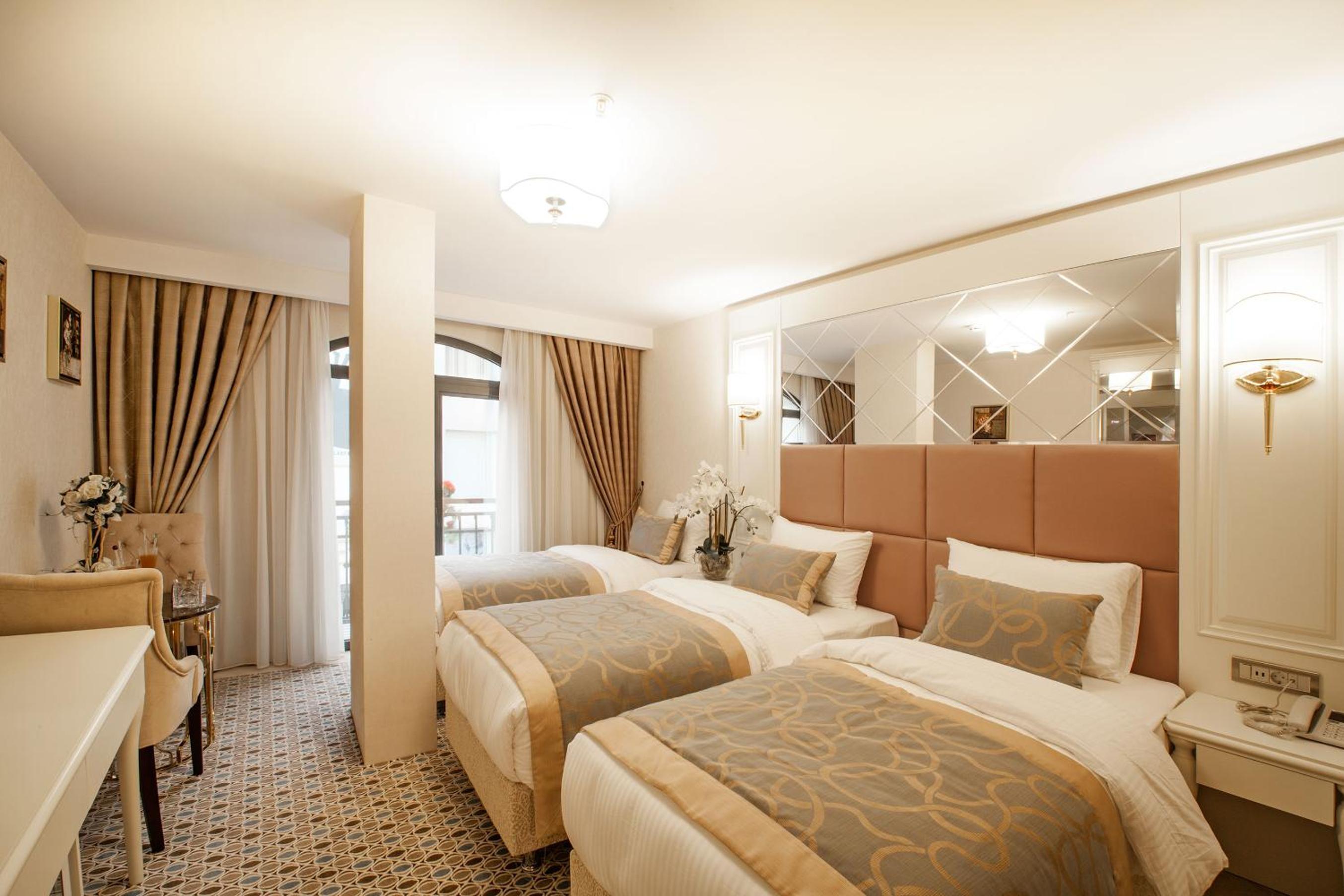 Triple Room with French  Balcony photo 2