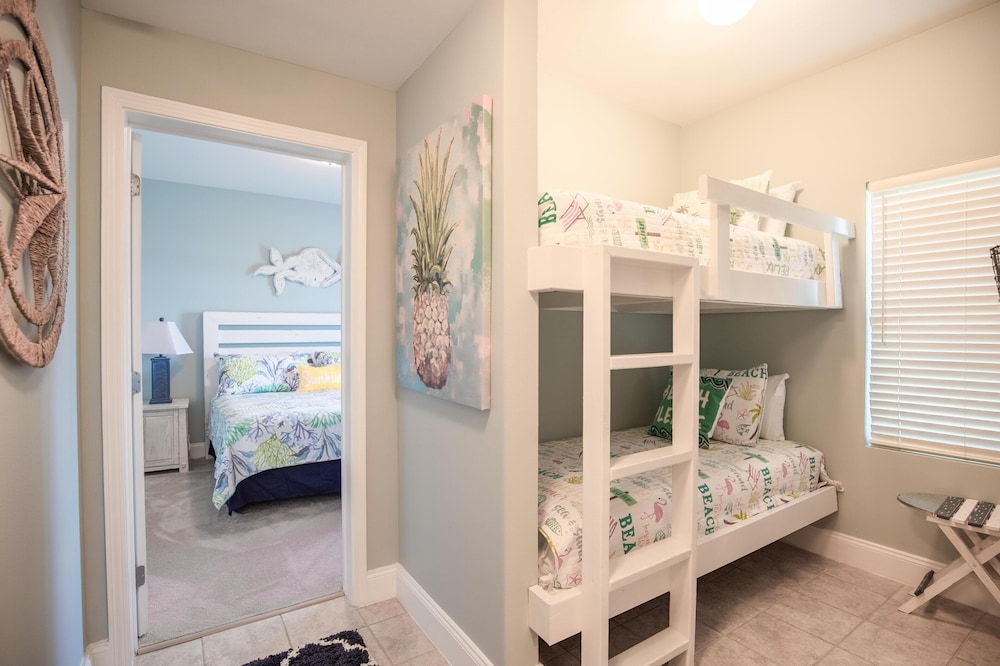 Condo, Multiple Beds (Laketown Wharf 810)