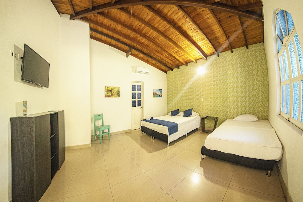 Triple Room (1 Queen and 2 Single Beds ) photo 1