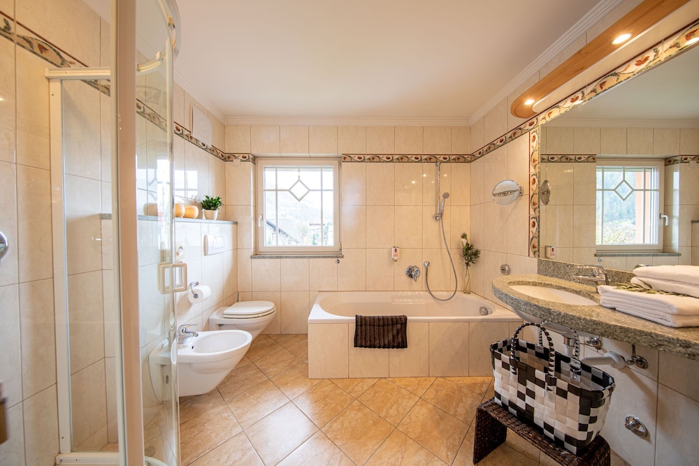 Suite, 1 Bedroom - Photo 2