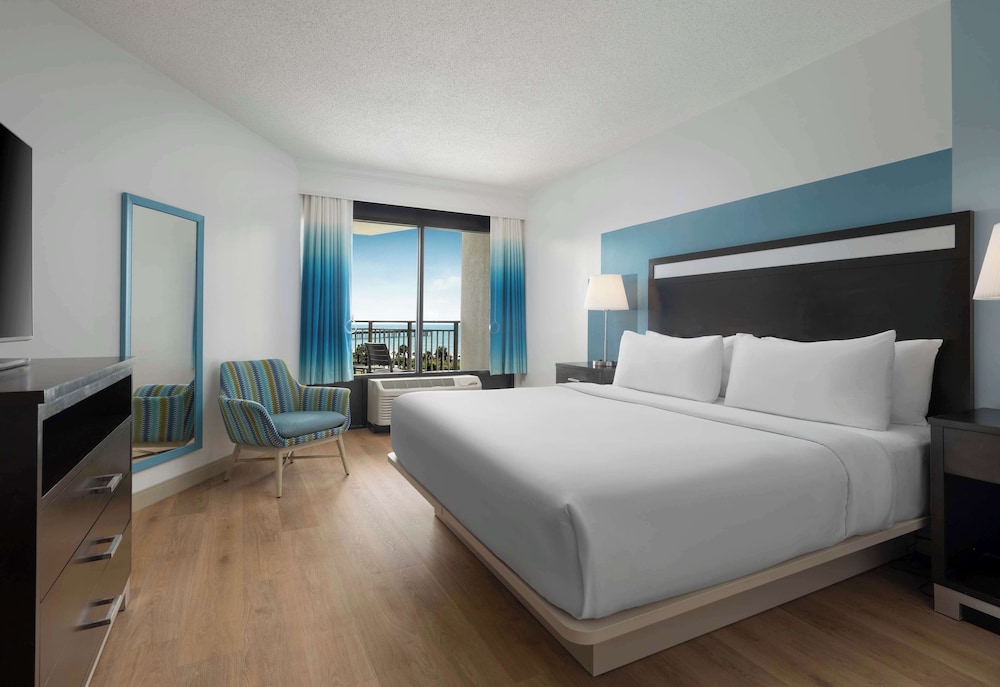 Suite, 1 King Bed - Photo 2