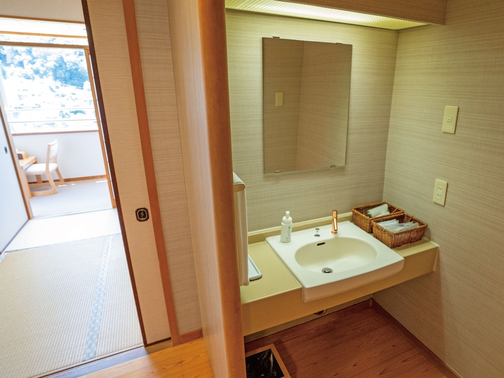 Japanese Style Room for 6 Guests with Shared Bathroom - Photo 4