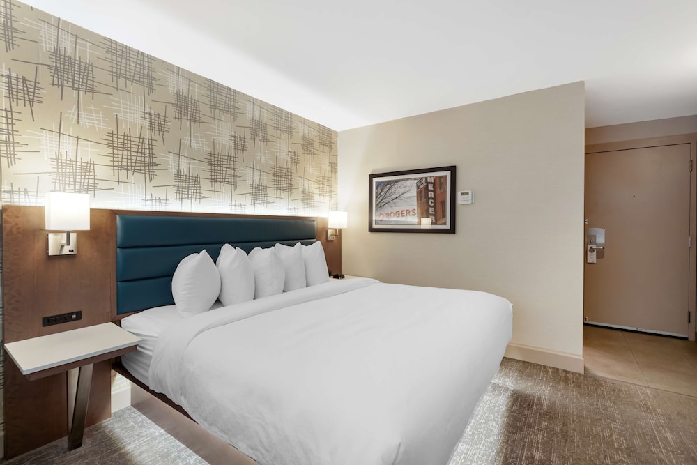 Suite, 1 Queen Bed, Non Smoking, Jetted Tub photo 1