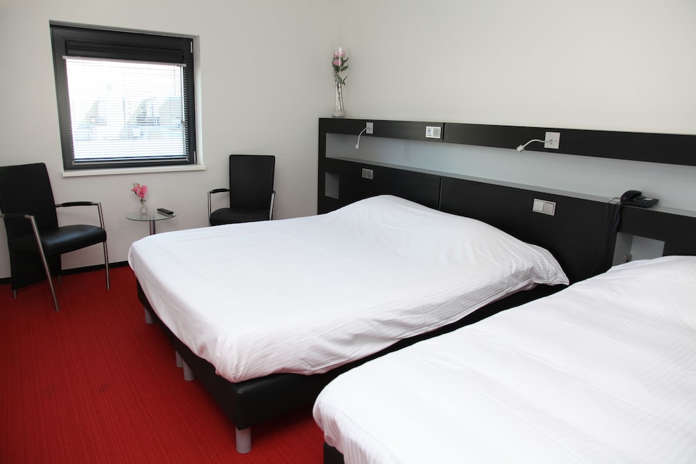 Standard Triple Room, 3 Twin Beds photo 2