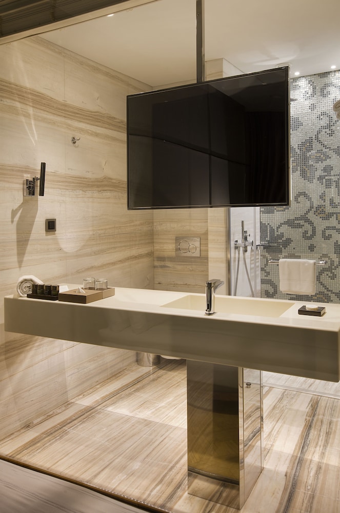 Superior Double Room thumbnail 6