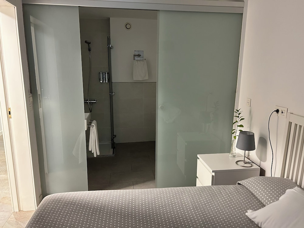 Economy Double Room - Ground Level photo 3
