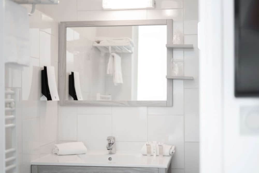 Comfort Room, 1 Queen Bed, Non Smoking, Bathtub photo 3