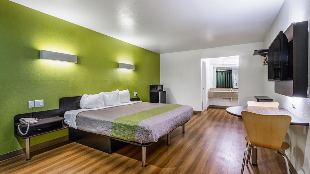 Deluxe Room, 1 King Bed, Non Smoking, Refrigerator & Microwave - Photo 1
