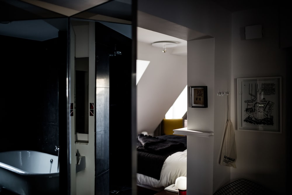 Room (Pigalle 35) thumbnail 5