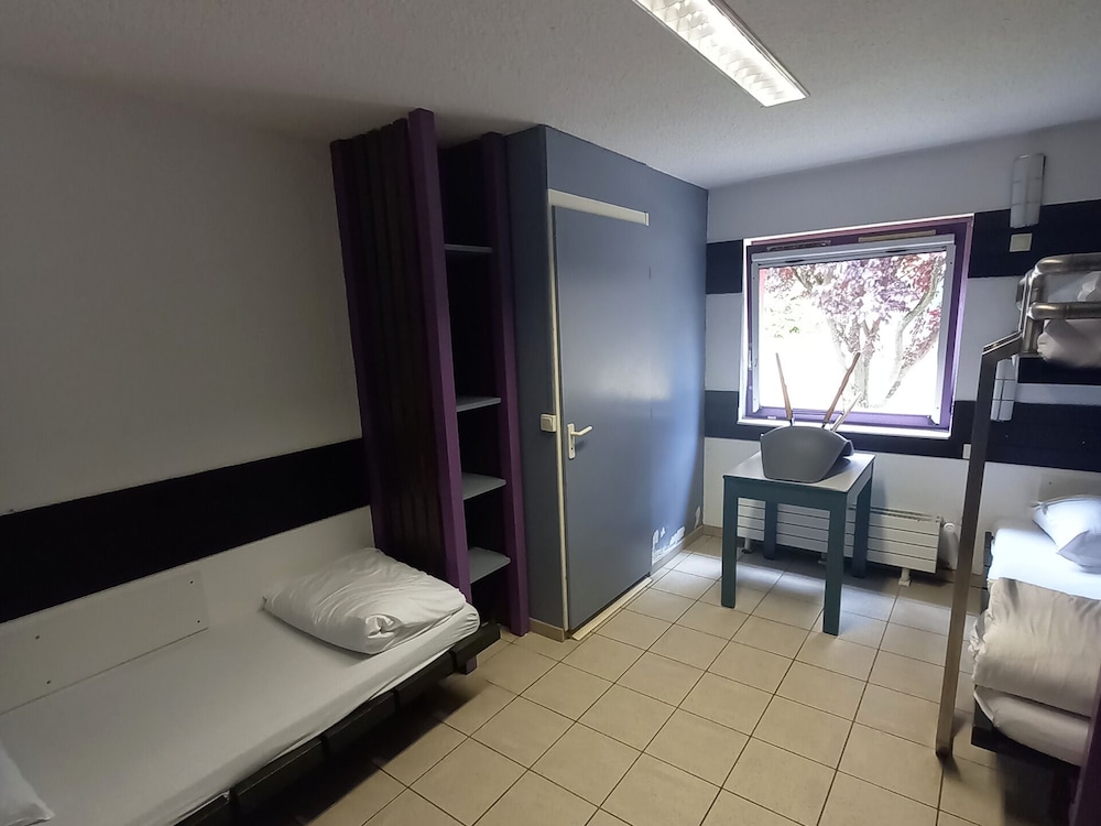 Room for 5 People - Shared Bathroom photo 1