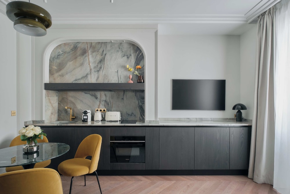 Deluxe One-Bedroom Apartment with City View 401 thumbnail 6