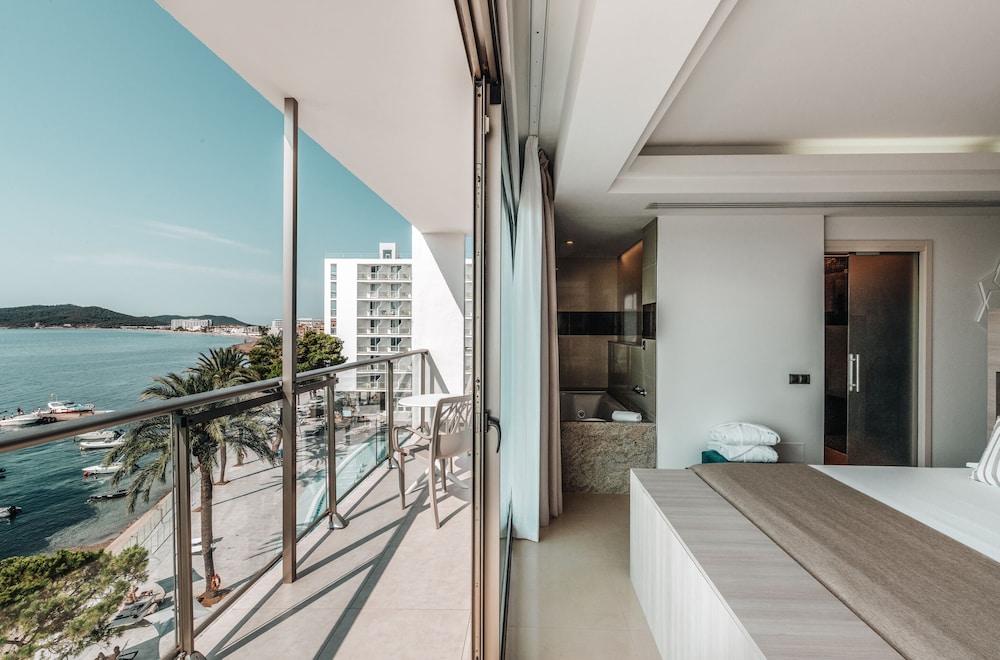 Premium Room, Balcony, Oceanfront (Premium Experience) thumbnail 5