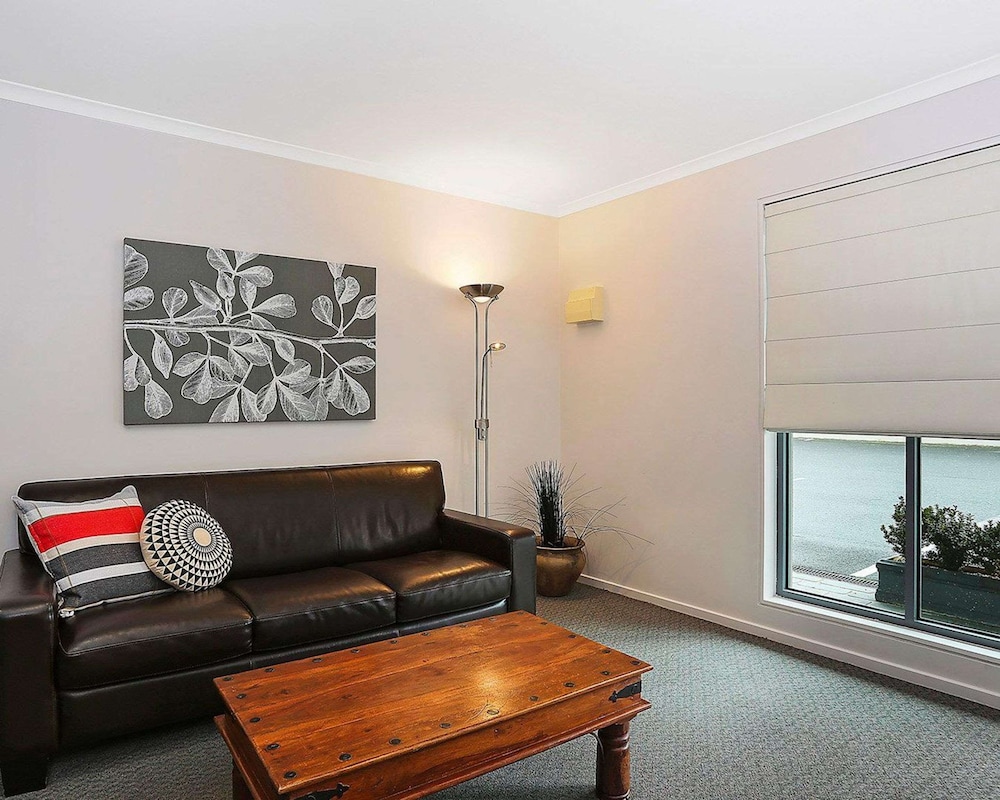 Suite, 1 King Bed, Non Smoking photo 3