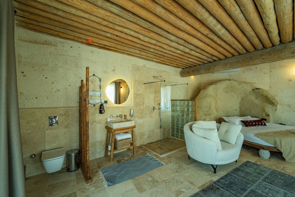 Honeymoon Suite - Photo 2