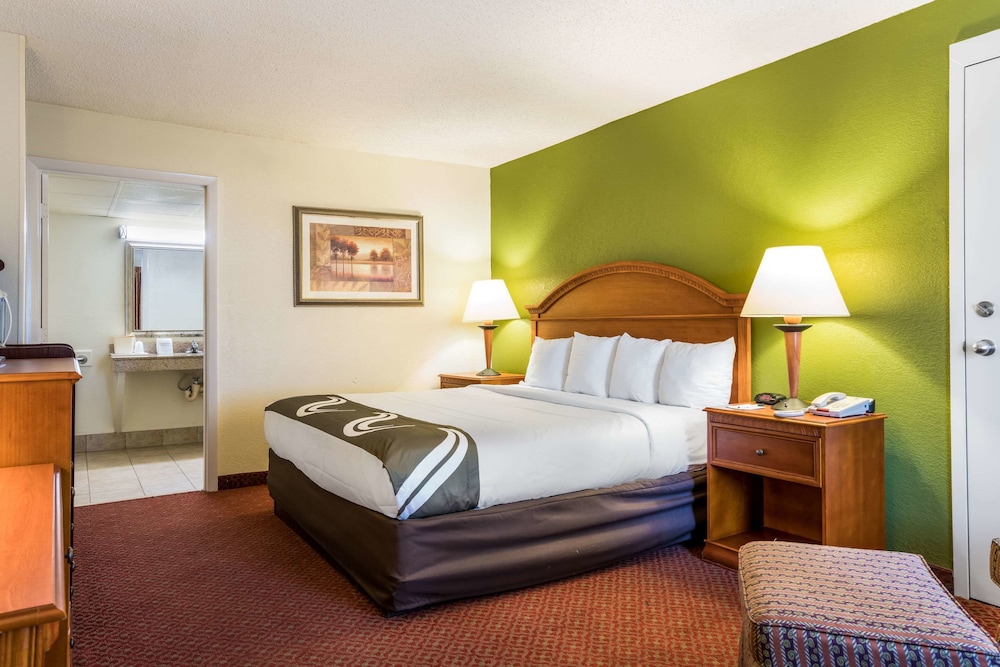 Standard Room, 1 King Bed, Non Smoking - Photo 6