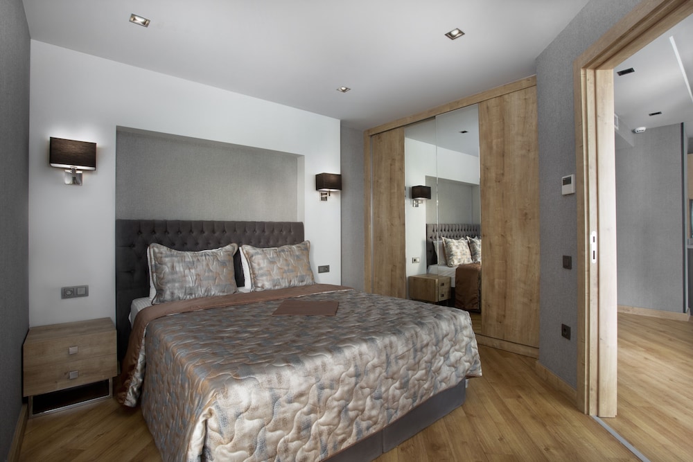 Grand Deluxe Suit Room