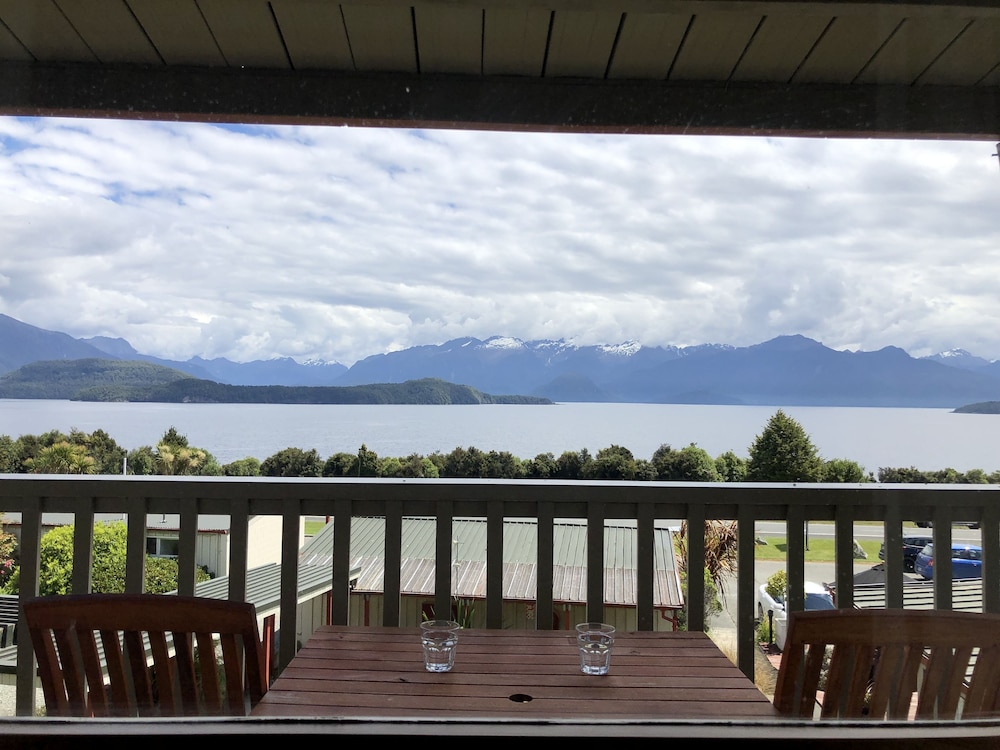 Deluxe Studio, 1 King Bed, Lake View