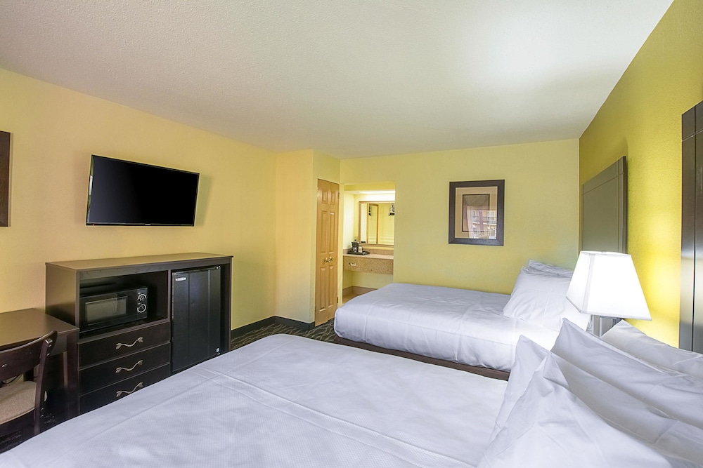 Standard Room, 2 Double Beds, Non Smoking - Photo 11