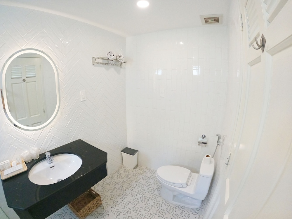 Deluxe Room, 1 King Bed photo 2