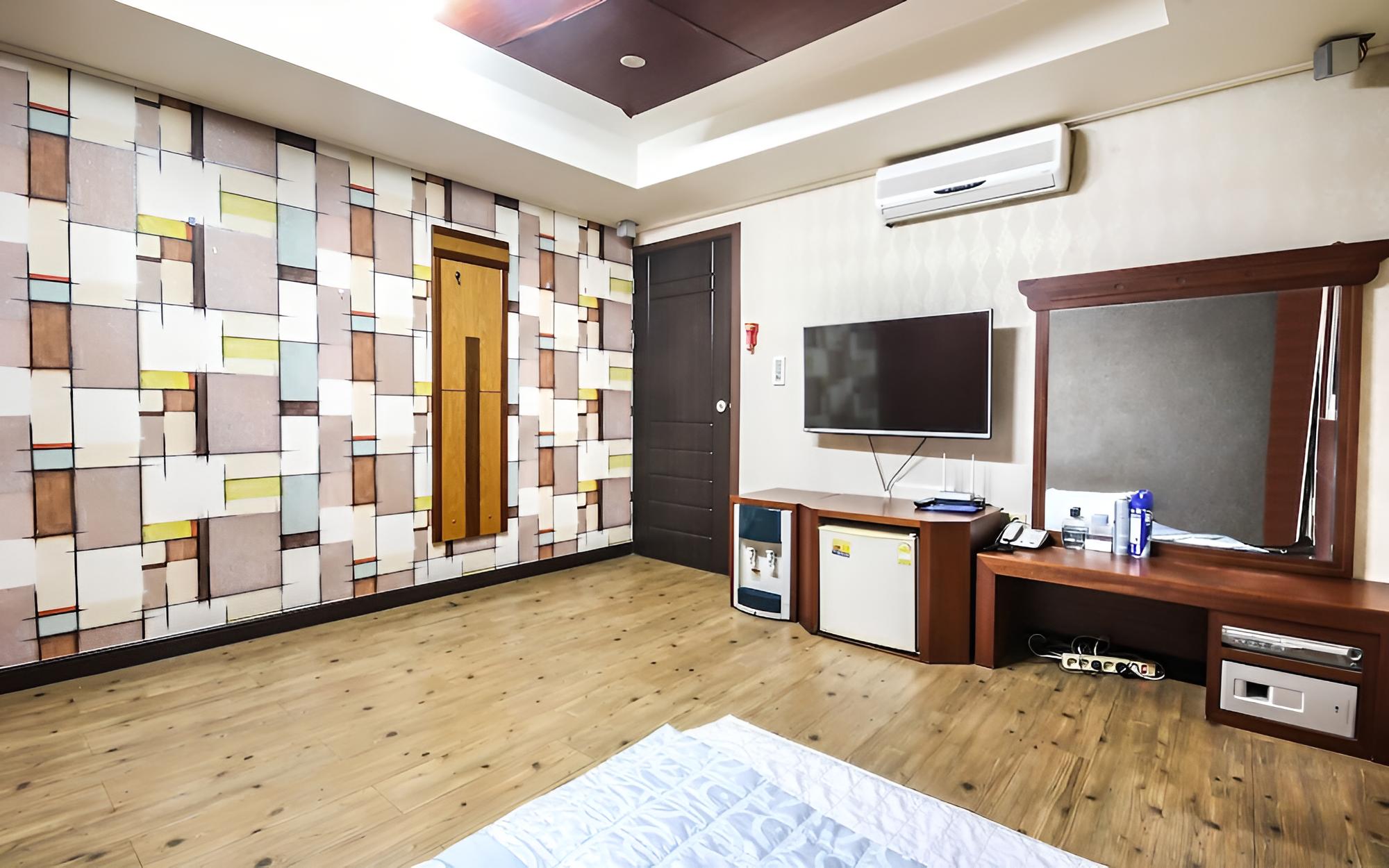 Room (Ondol (inquire at the front desk if y) - Photo 4