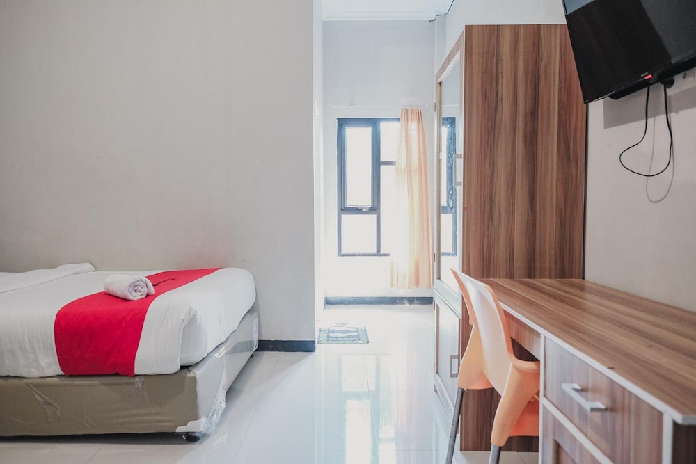 Twin Room (Reddoorz) - Photo 6